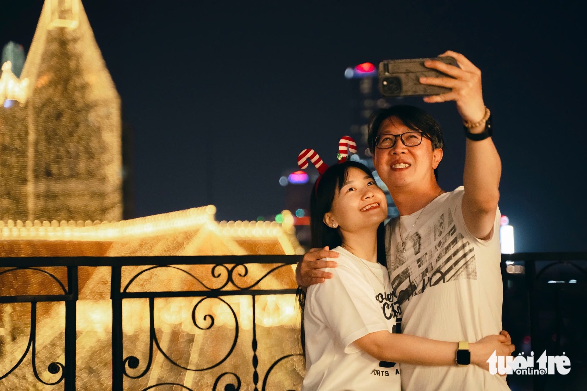 Ho Chi Minh City’s Notre-Dame Cathedral doubles LED lights for Christmas, draws crowds- Ảnh 8.