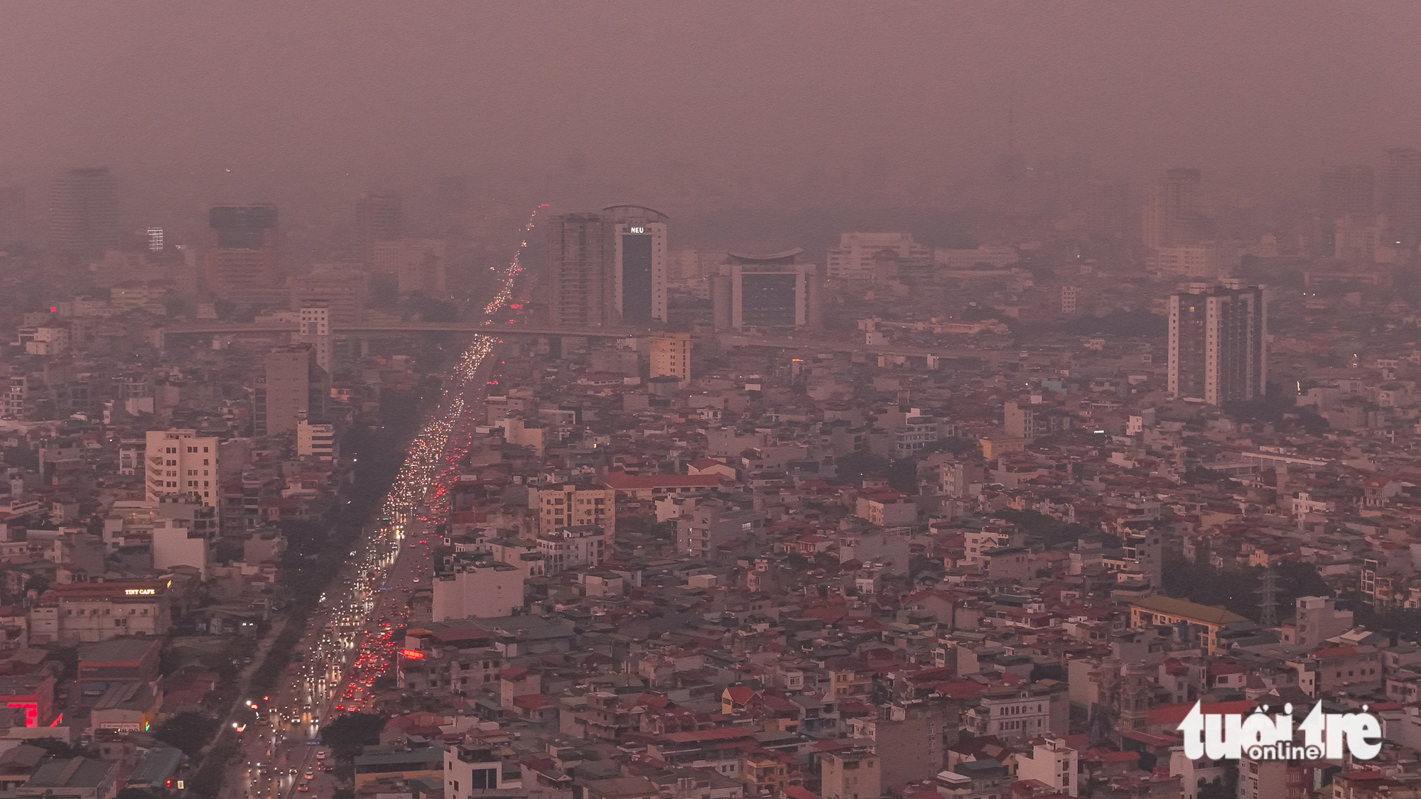 Chùm ảnh gần trưa sương mù vẫn dày đặc, Hà Nội mà ngỡ như Sa Pa - Ảnh 9.