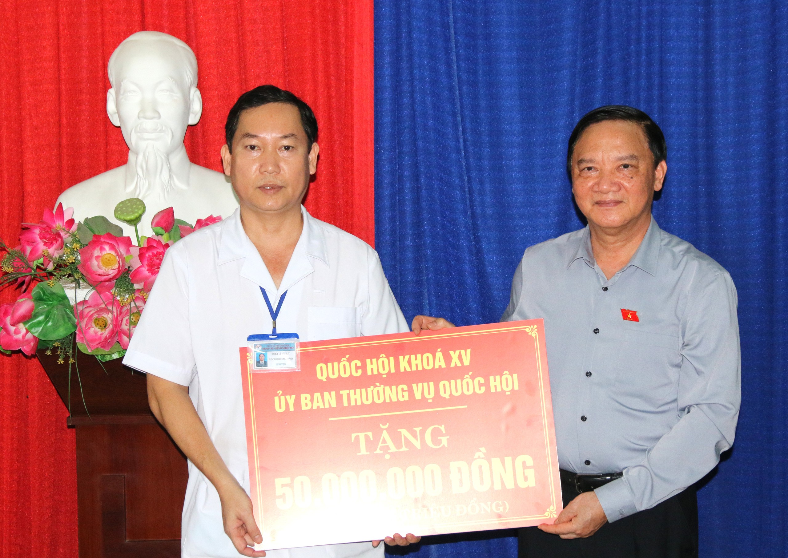 Phó chủ tịch Quốc hội thăm trường học, bệnh viện ở Khánh Hòa bị ngập lụt - Ảnh 2.