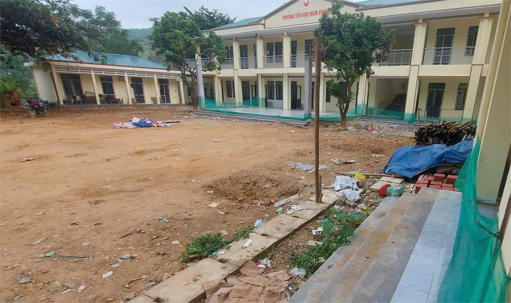 Học sinh ở miền núi Thanh Hóa học trong trường xây dựng dang dở  - Ảnh 1.