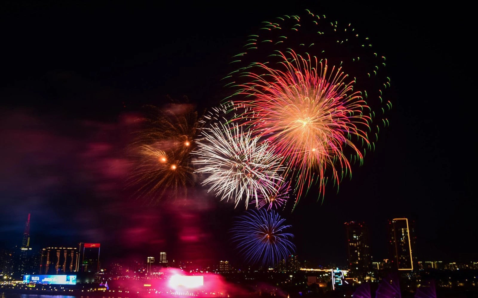 Ho Chi Minh City to close multiple streets for New Year fireworks displays
- Ảnh 1.