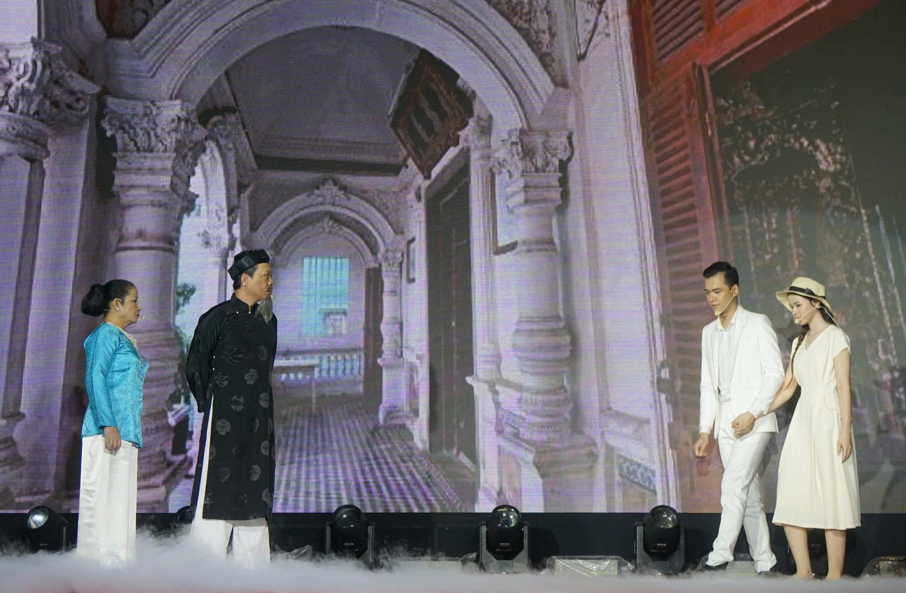 Khán giả Sa Đéc được xem nhạc kịch Đêm kể một chuyện tình ở nhà cổ Huỳnh Thủy Lê - Ảnh 1.