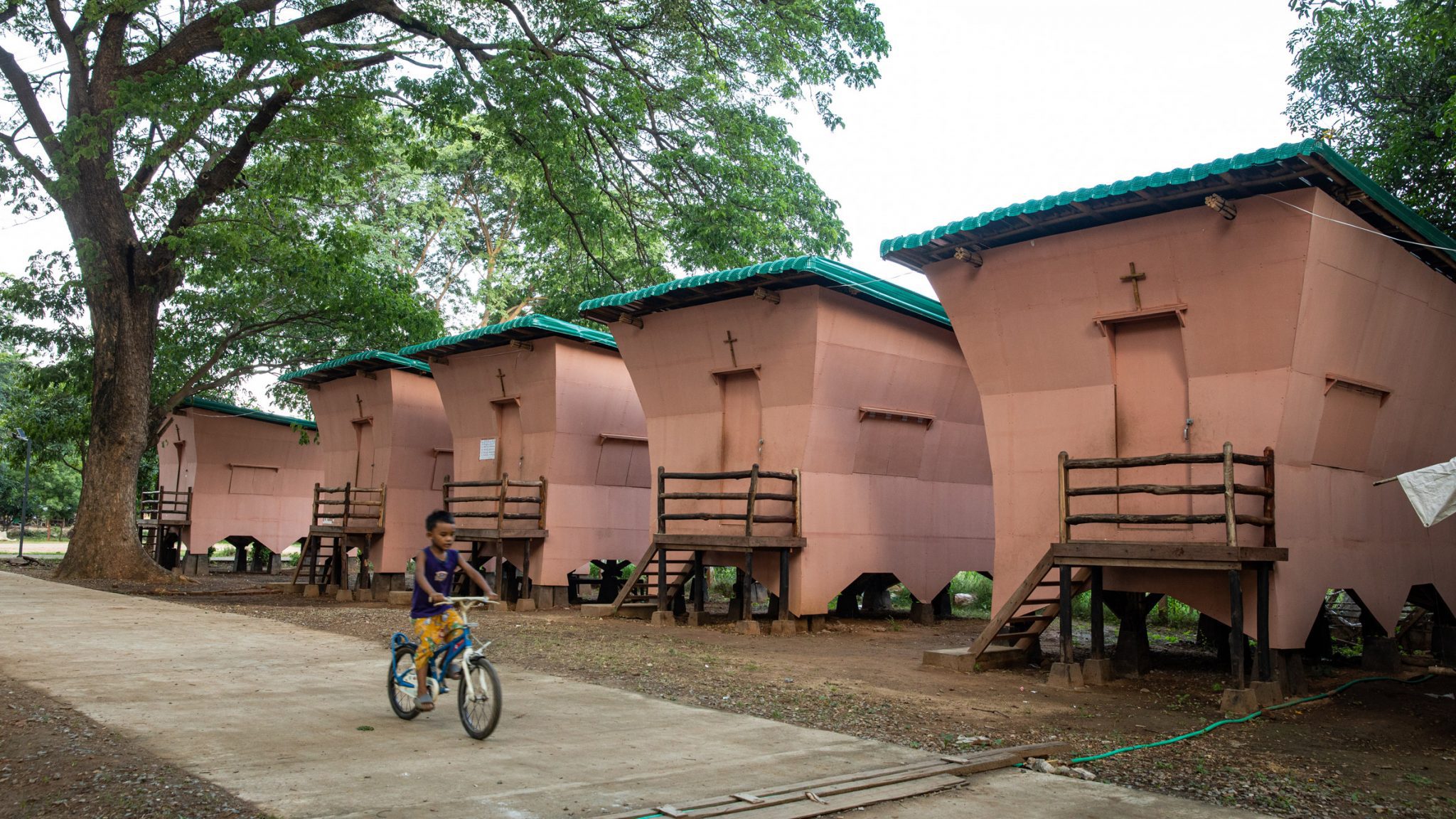 Những ngôi nhà tre chống động đất với giá 'bằng một chiếc điện thoại thông minh' tại Myanmar - Ảnh 1.