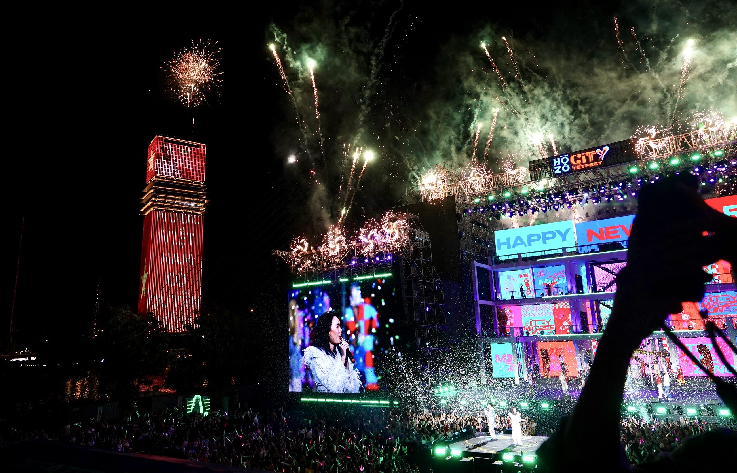 Hàng ngàn khán giả ‘quẩy’ xuyên đêm, đón năm mới tại HOZO City Tết Fest 2025 - Ảnh 1.