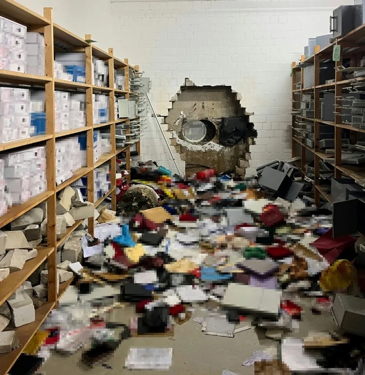 Cướp ngân hàng như phim ở Đức: Khoan xuyên kho tiền, cuỗm 30 triệu euro - Ảnh 1.