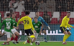 Fan ngỡ ngàng với pha xử lý vụng về của Ronaldo - Ảnh 1.