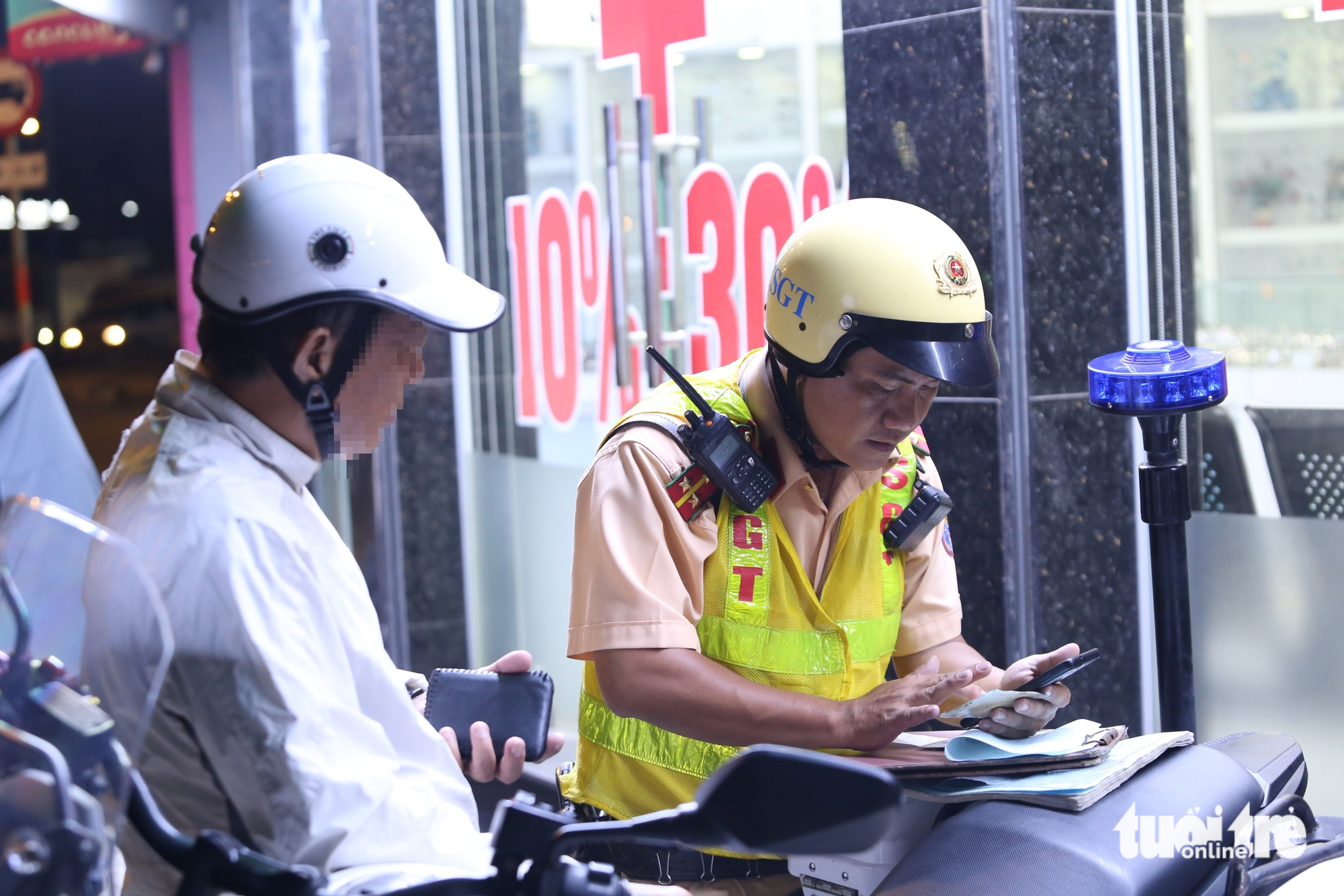 Cảnh sát giao thông TP.HCM bố trí 100% quân số đảm bảo trật tự giao thông dịp Tết dương lịch 2026 - Ảnh 1.