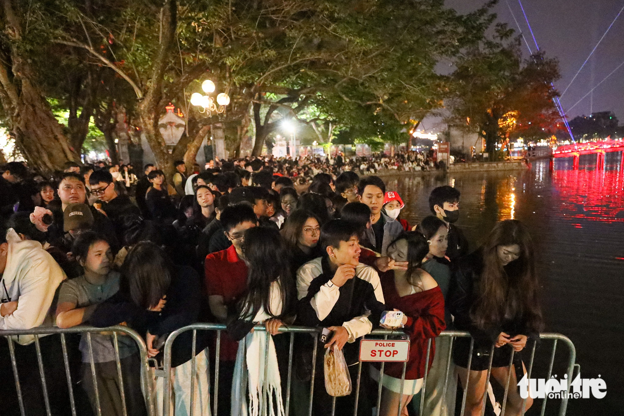 កាំជ្រួចដ៏អស្ចារ្យស្វាគមន៍ឆ្នាំថ្មី ២០២៦ - រូបថតទី ១។