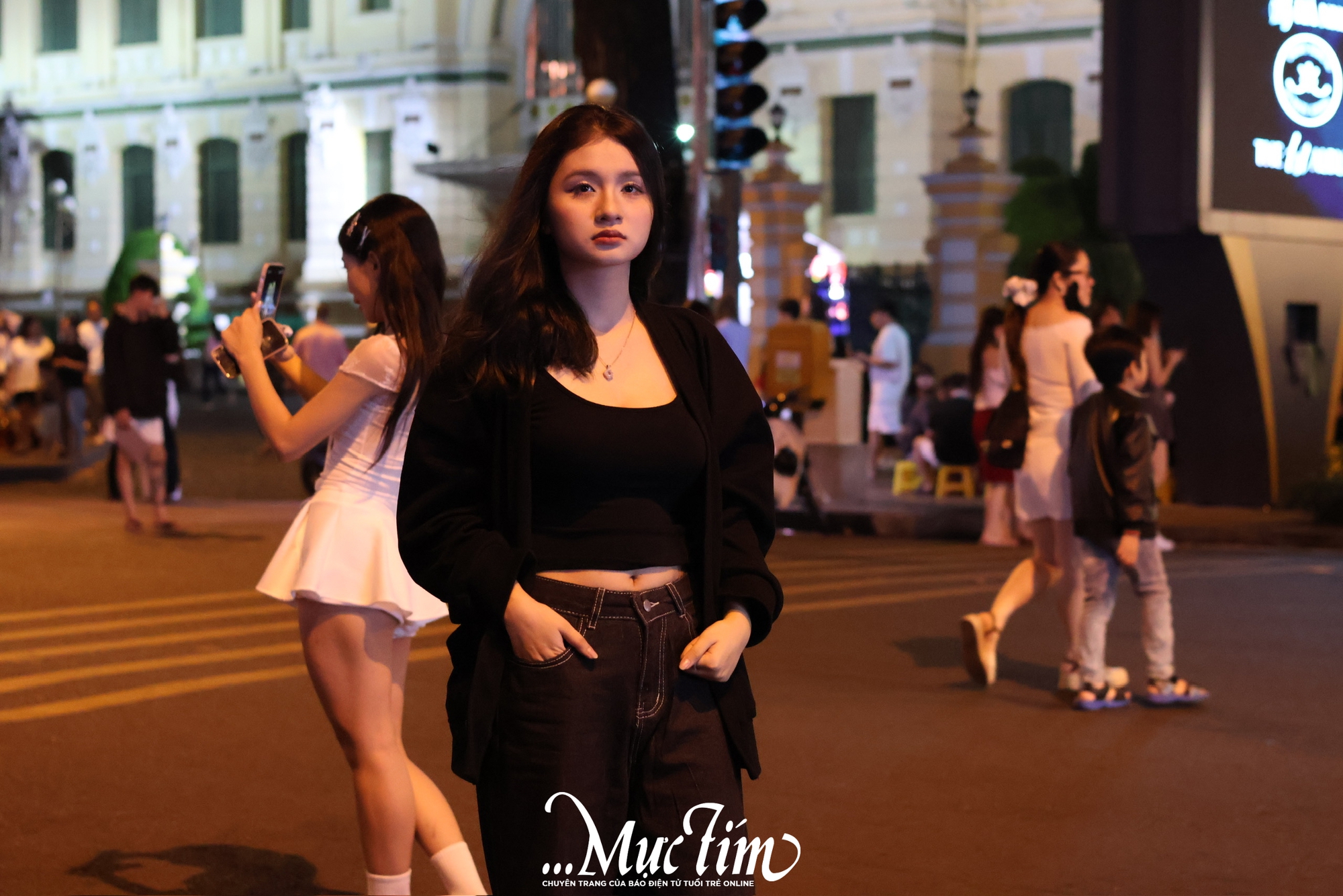 Trước giờ countdown, bạn trẻ đổ về trung tâm TP.HCM chụp ảnh, giữ chỗ xem ca nhạc - Ảnh 1.