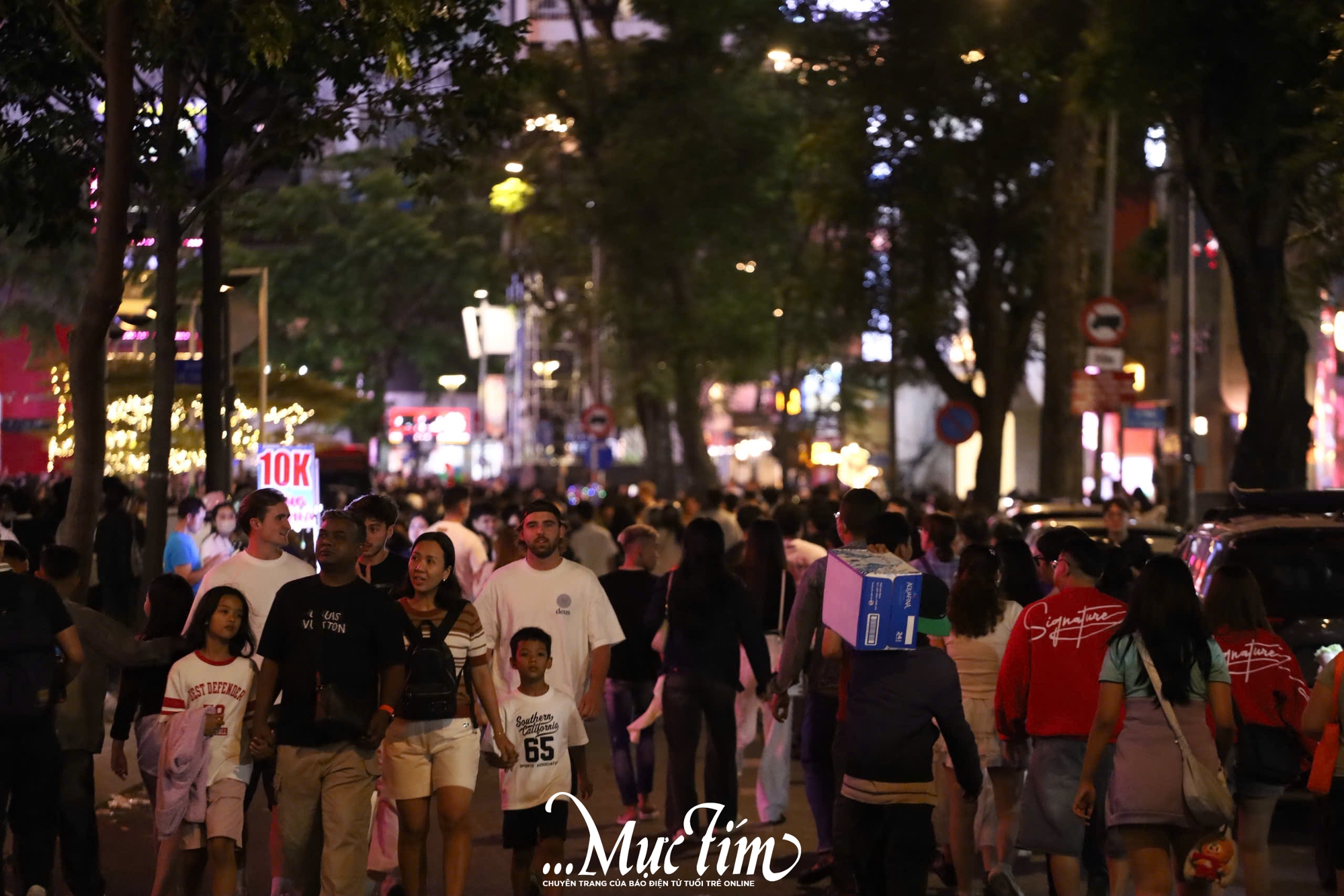 Trước giờ countdown, bạn trẻ đổ về trung tâm TP.HCM chụp ảnh, giữ chỗ xem ca nhạc - Ảnh 2.