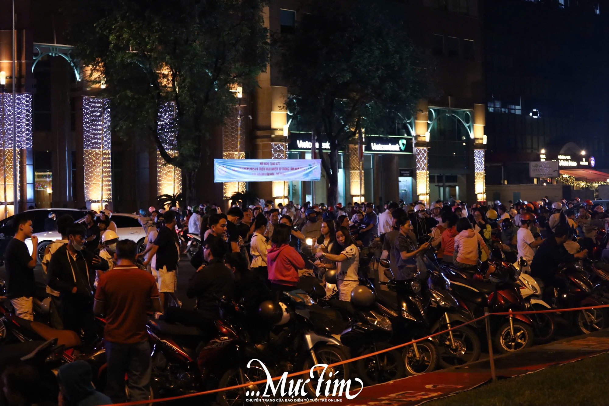 Trước giờ countdown, bạn trẻ đổ về trung tâm TP.HCM chụp ảnh, giữ chỗ xem ca nhạc - Ảnh 3.