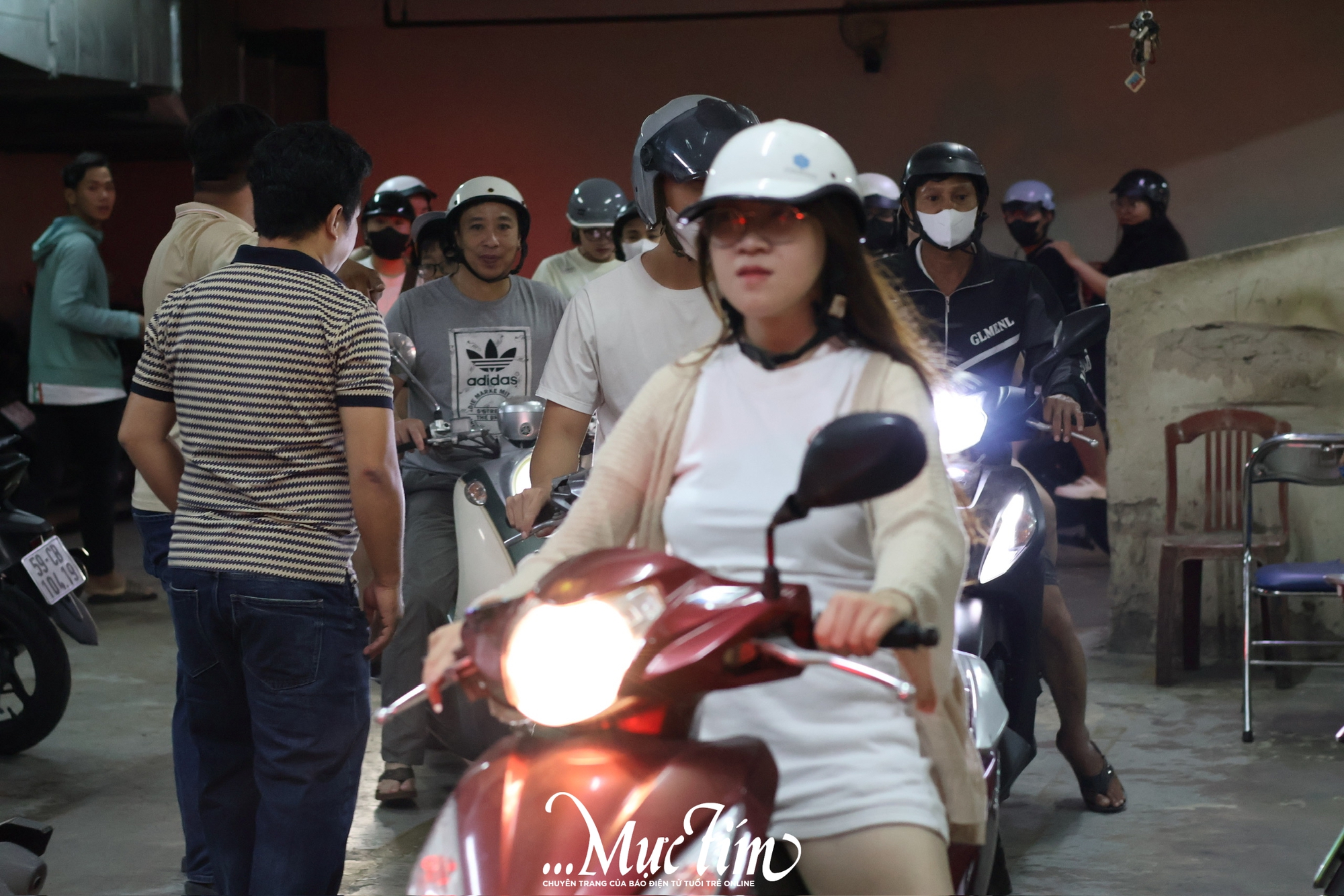 Trước giờ countdown, bạn trẻ đổ về trung tâm TP.HCM chụp ảnh, giữ chỗ xem ca nhạc - Ảnh 4.