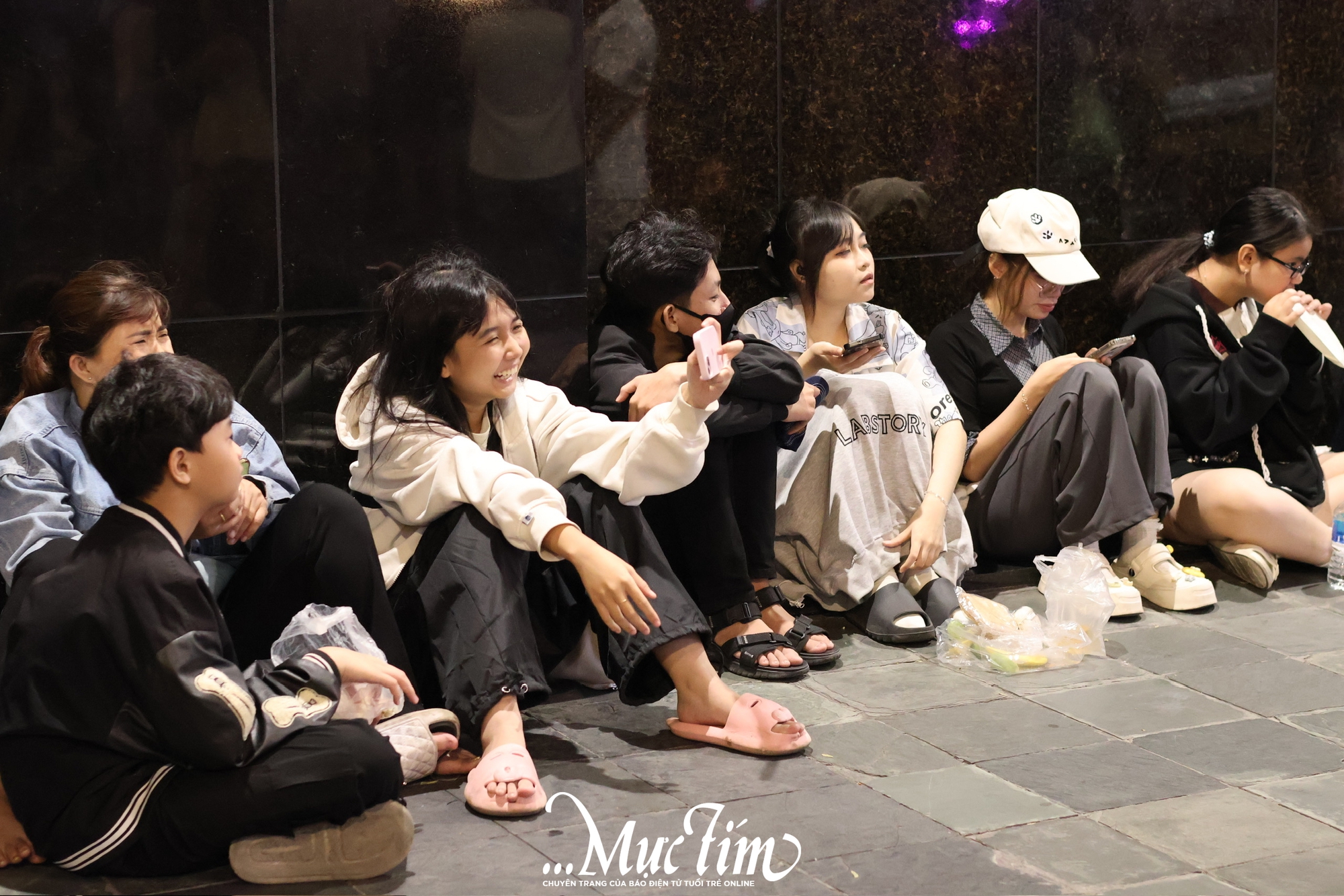 Trước giờ countdown, bạn trẻ đổ về trung tâm TP.HCM chụp ảnh, giữ chỗ xem ca nhạc - Ảnh 5.