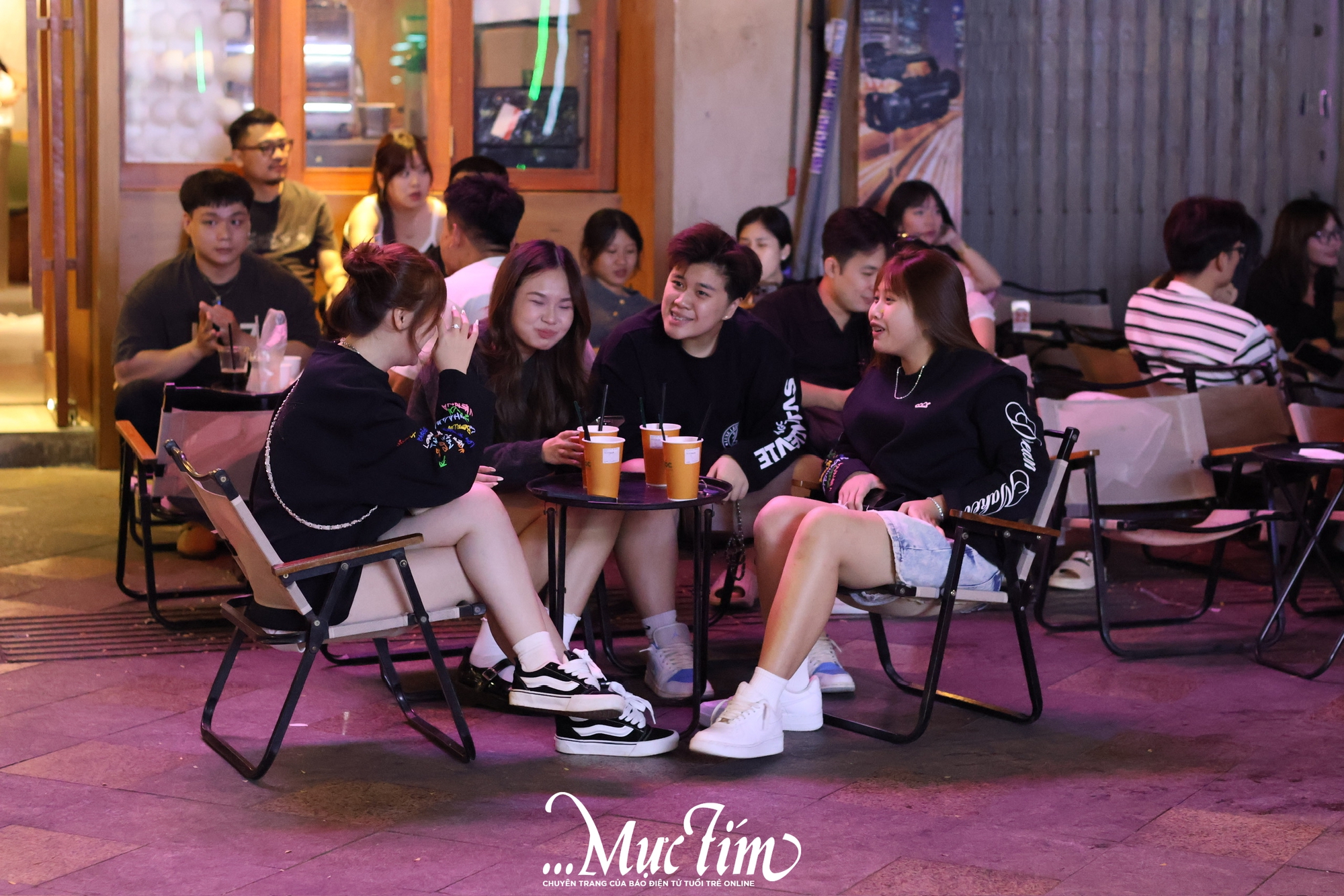 Trước giờ countdown, bạn trẻ đổ về trung tâm TP.HCM chụp ảnh, giữ chỗ xem ca nhạc - Ảnh 6.