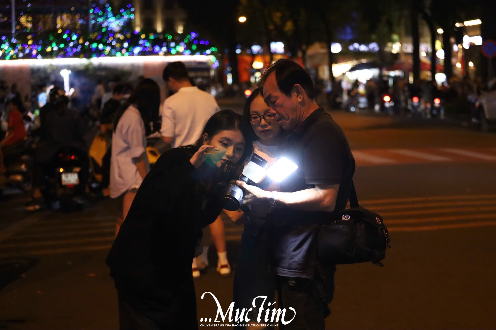 Trước giờ countdown, bạn trẻ đổ về trung tâm TP.HCM chụp ảnh, giữ chỗ xem ca nhạc - Ảnh 7.