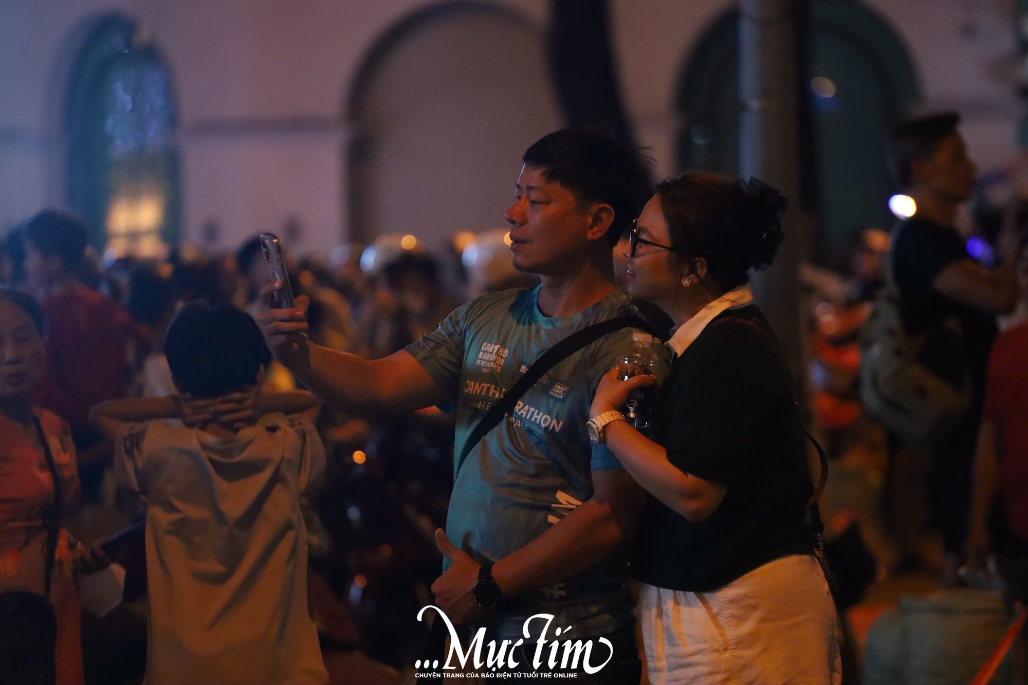 Trước giờ countdown, bạn trẻ đổ về trung tâm TP.HCM chụp ảnh, giữ chỗ xem ca nhạc - Ảnh 8.