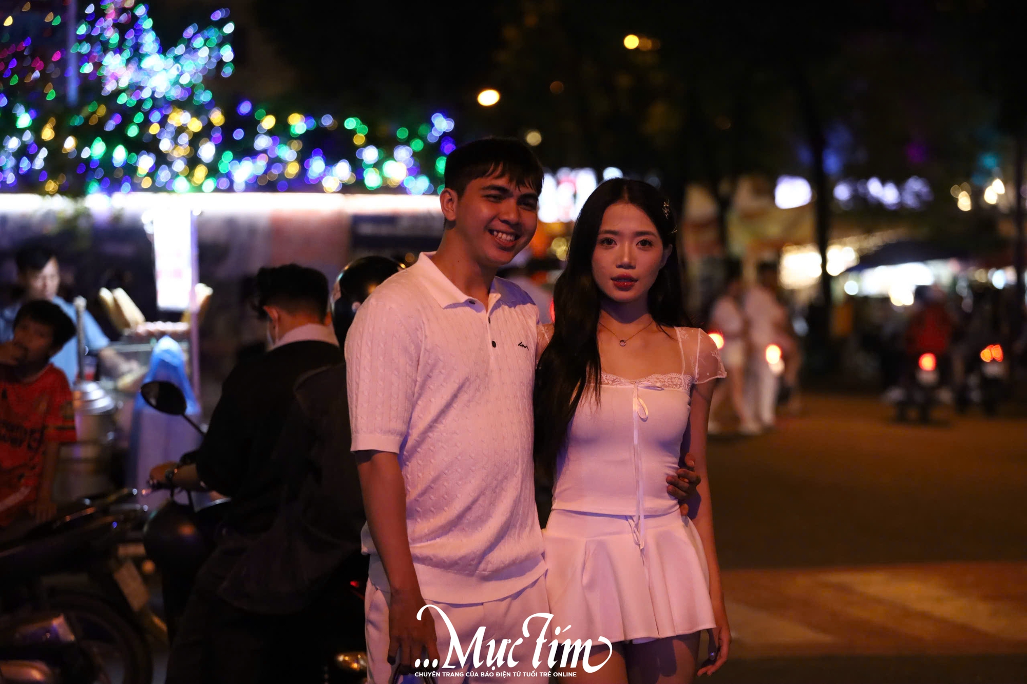 Trước giờ countdown, bạn trẻ đổ về trung tâm TP.HCM chụp ảnh, giữ chỗ xem ca nhạc - Ảnh 9.