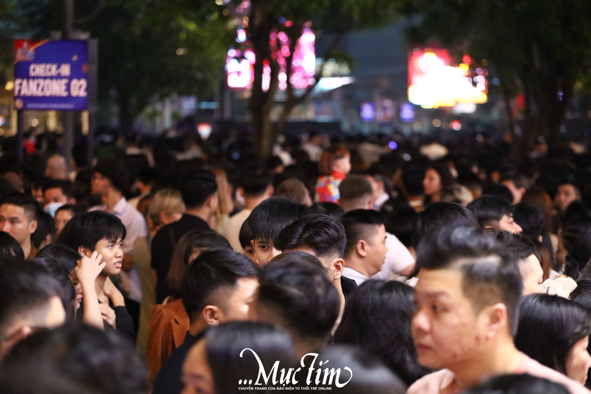 Trước giờ countdown, bạn trẻ đổ về trung tâm TP.HCM chụp ảnh, giữ chỗ xem ca nhạc - Ảnh 11.