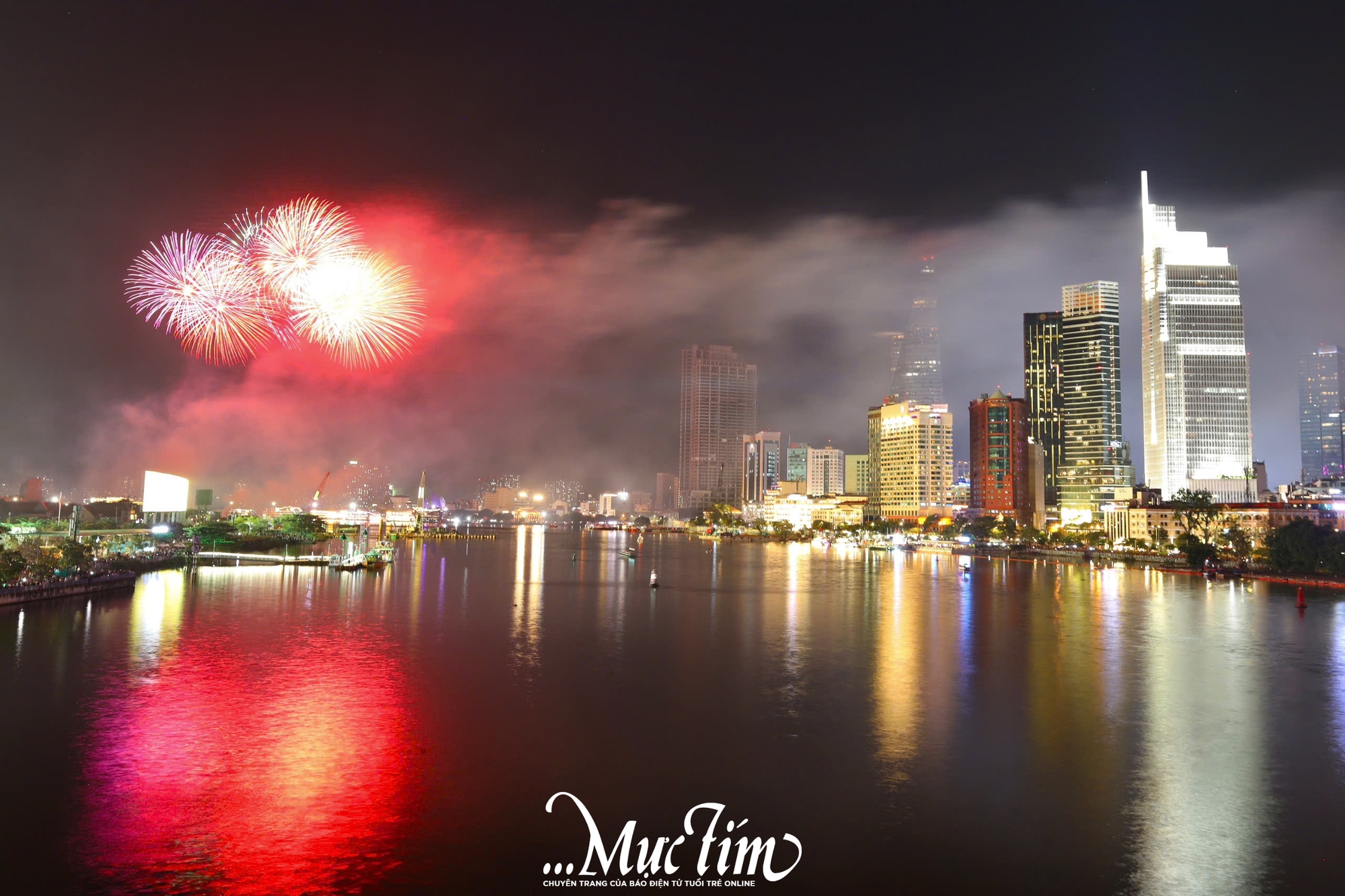 TP.HCM rực rỡ pháo hoa chào đón năm 2026- Ảnh 2. TP.HCM rực rỡ pháo hoa chào đón năm 2026- Ảnh 2.