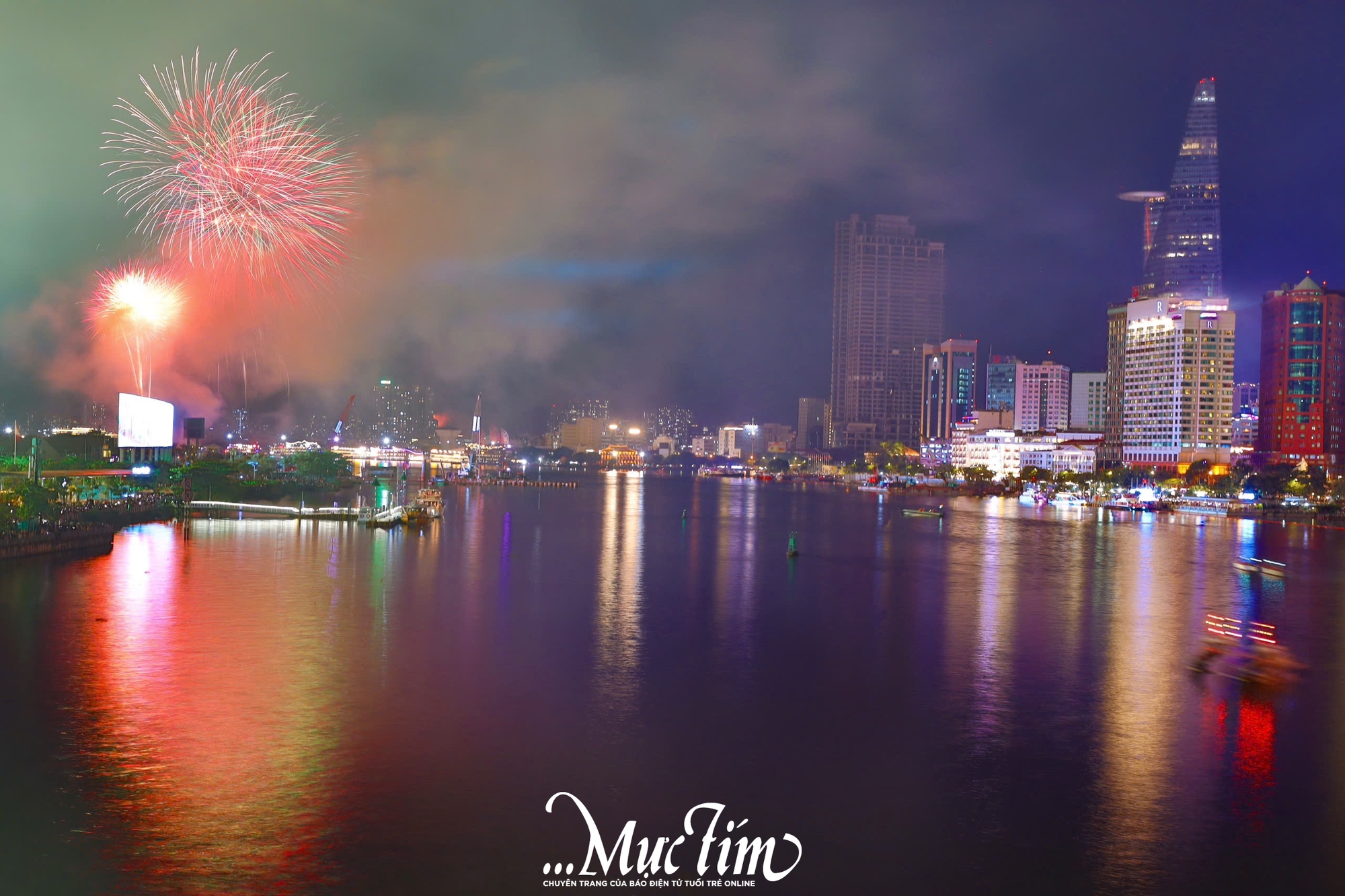TP.HCM rực rỡ pháo hoa chào đón năm 2026- Ảnh 3. TP.HCM rực rỡ pháo hoa chào đón năm 2026- Ảnh 3.