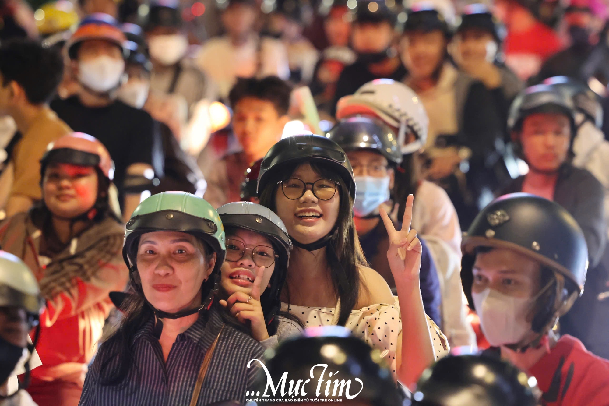 TP.HCM rực rỡ pháo hoa chào đón năm 2026- Ảnh 4. TP.HCM rực rỡ pháo hoa chào đón năm 2026- Ảnh 4.