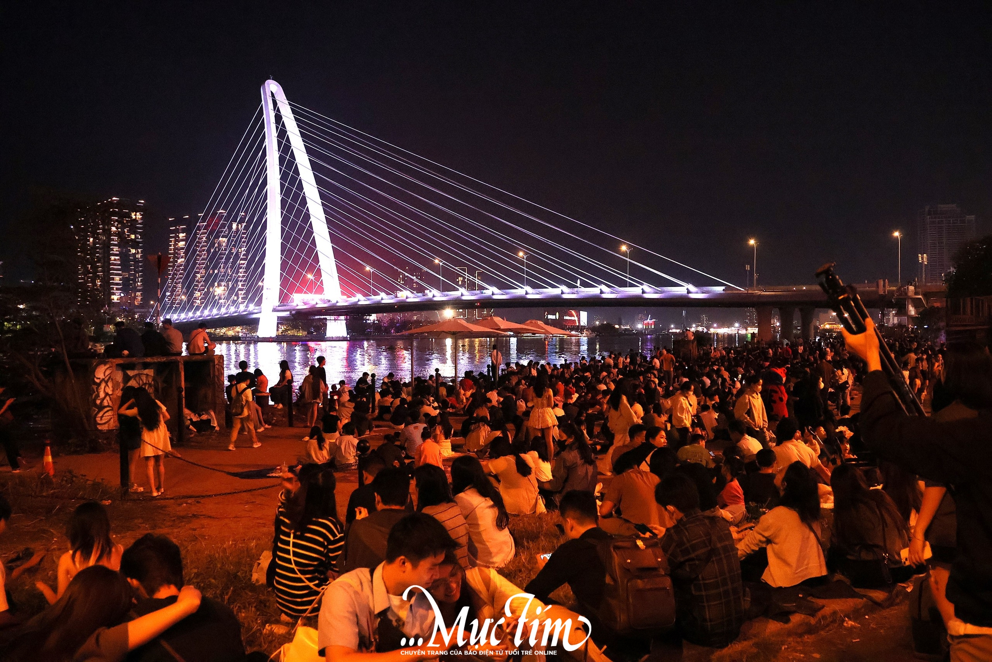 Bạn trẻ TP.HCM chào đón năm 2026 dưới màn pháo hoa rực rỡ- Ảnh 2. Bạn trẻ TP.HCM chào đón năm 2026 dưới màn pháo hoa rực rỡ- Ảnh 2.