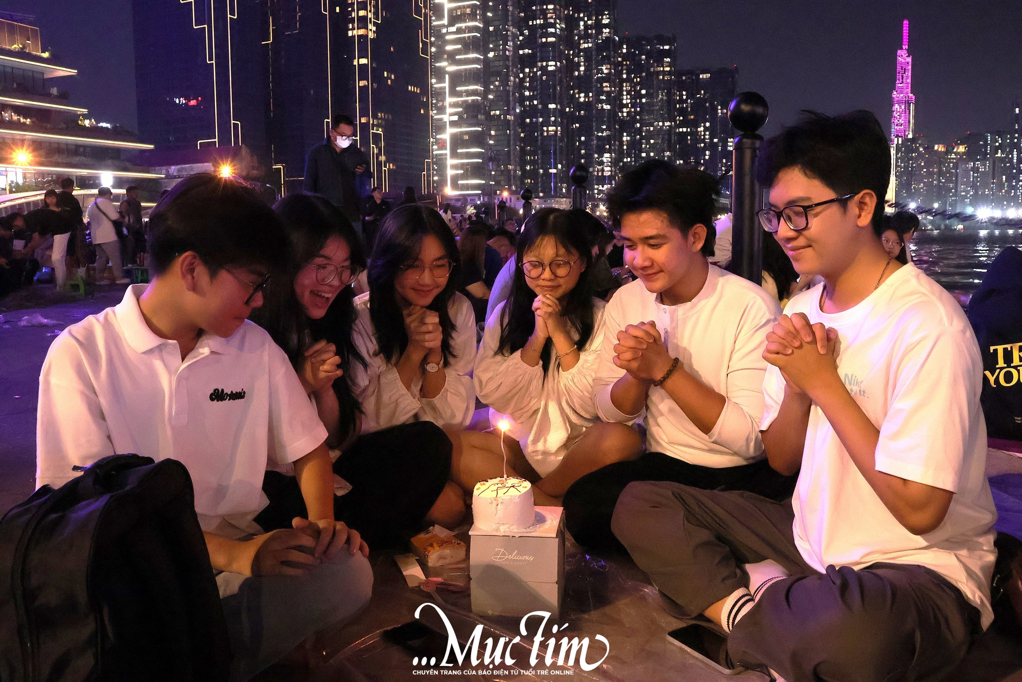 Bạn trẻ TP.HCM chào đón năm 2026 dưới màn pháo hoa rực rỡ- Ảnh 6. Bạn trẻ TP.HCM chào đón năm 2026 dưới màn pháo hoa rực rỡ- Ảnh 6.