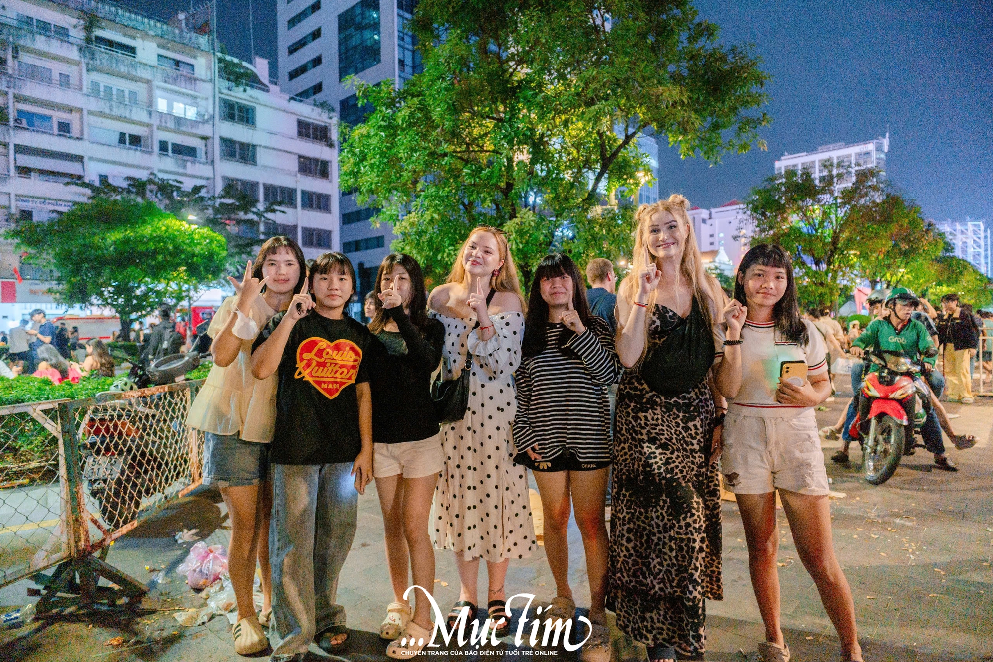 Bạn trẻ TP.HCM chào đón năm 2026 dưới màn pháo hoa rực rỡ- Ảnh 10. Bạn trẻ TP.HCM chào đón năm 2026 dưới màn pháo hoa rực rỡ- Ảnh 10.