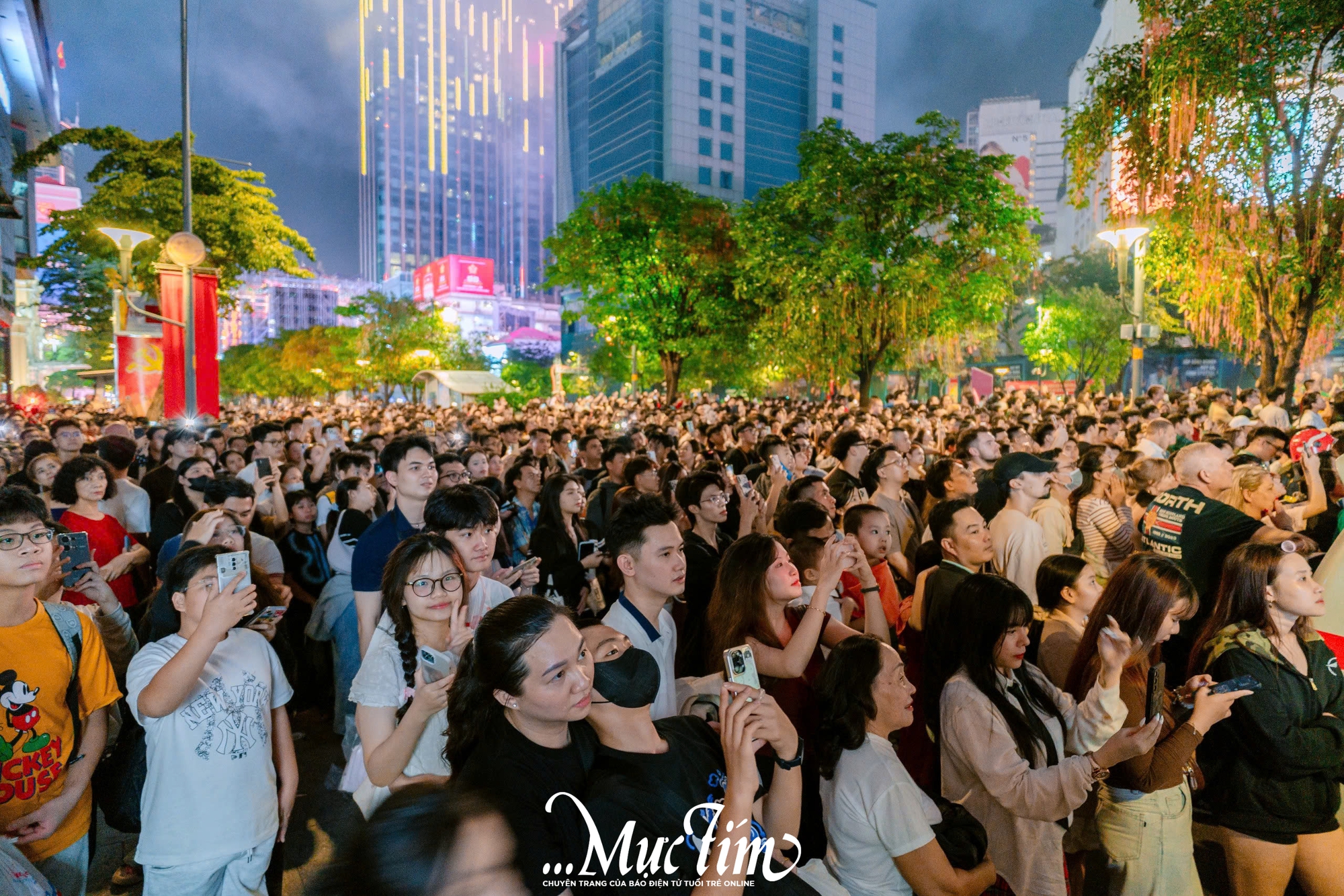 Bạn trẻ TP.HCM chào đón năm 2026 dưới màn pháo hoa rực rỡ- Ảnh 11. Bạn trẻ TP.HCM chào đón năm 2026 dưới màn pháo hoa rực rỡ- Ảnh 11.