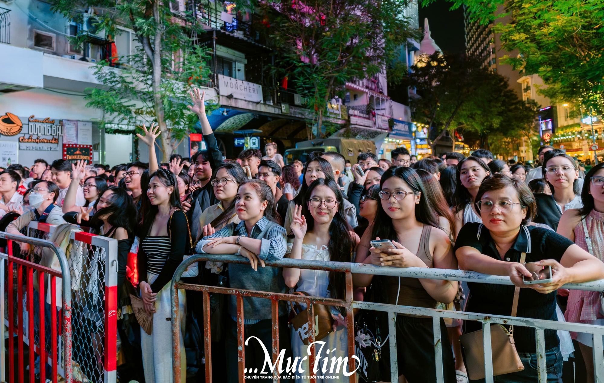 Bạn trẻ TP.HCM chào đón năm 2026 dưới màn pháo hoa rực rỡ- Ảnh 12. Bạn trẻ TP.HCM chào đón năm 2026 dưới màn pháo hoa rực rỡ- Ảnh 12.