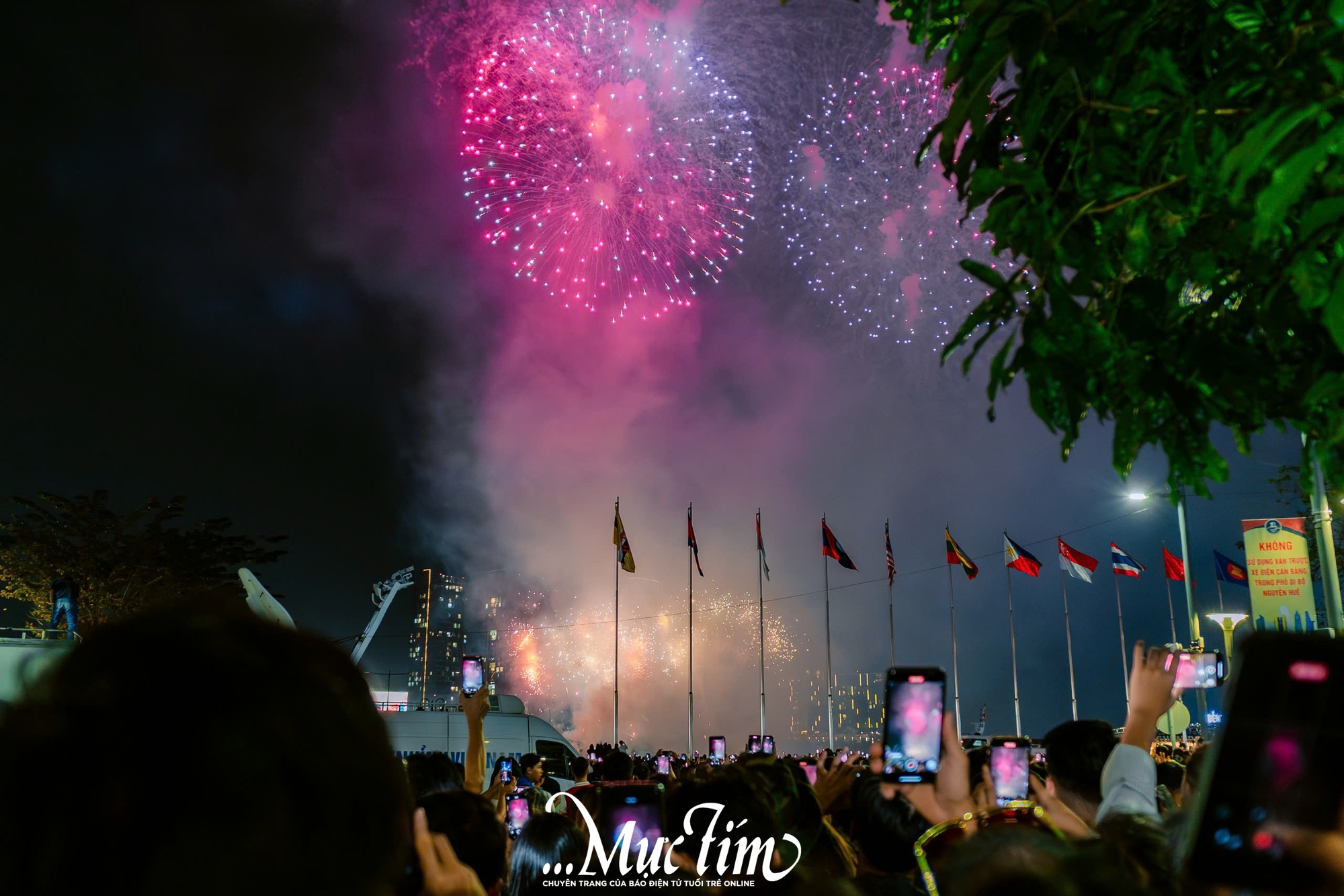 Bạn trẻ TP.HCM chào đón năm 2026 dưới màn pháo hoa rực rỡ- Ảnh 13. Bạn trẻ TP.HCM chào đón năm 2026 dưới màn pháo hoa rực rỡ- Ảnh 13.