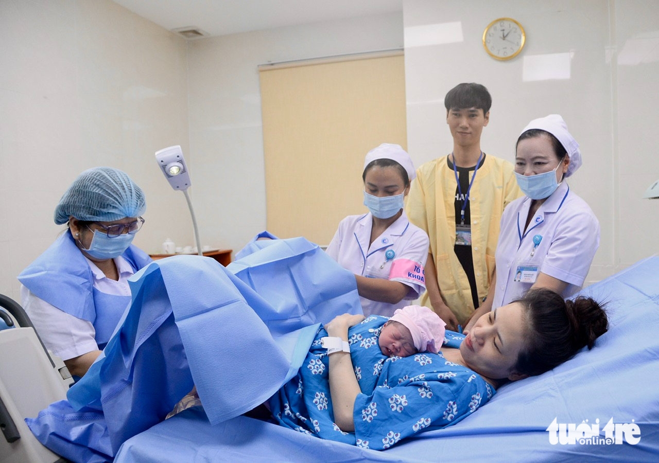 Vỡ òa hạnh phúc khi đón những em bé chào đời vào thời khắc giao thừa năm Bính Ngọ - Ảnh 3.