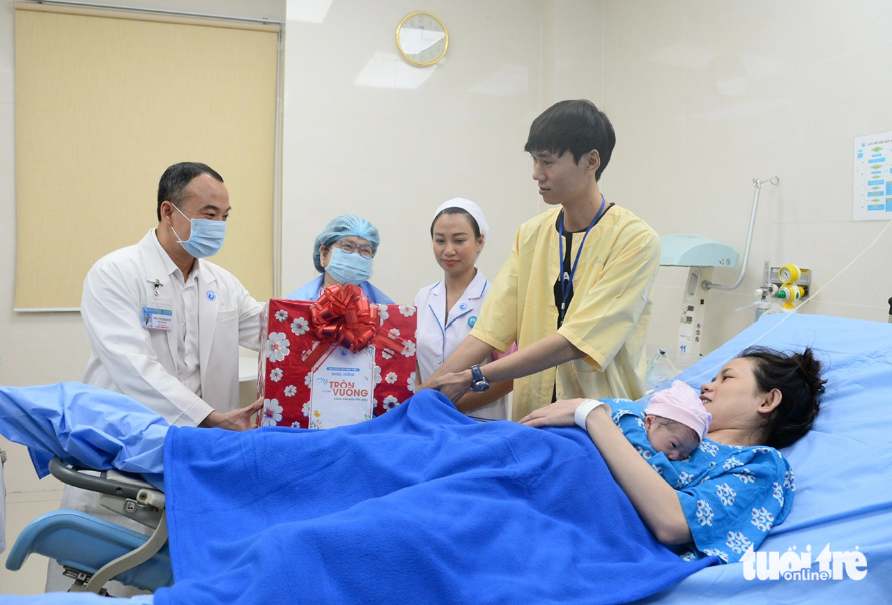 Vỡ òa hạnh phúc đón những em bé chào đời vào thời khắc năm mới 2026 - Ảnh 5.