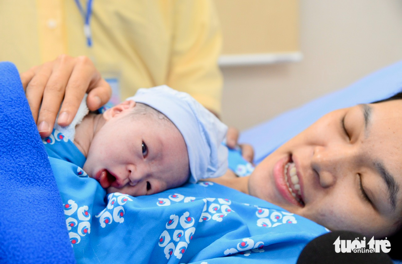 Vỡ òa hạnh phúc đón những em bé chào đời vào thời khắc năm mới 2026 - Ảnh 1.