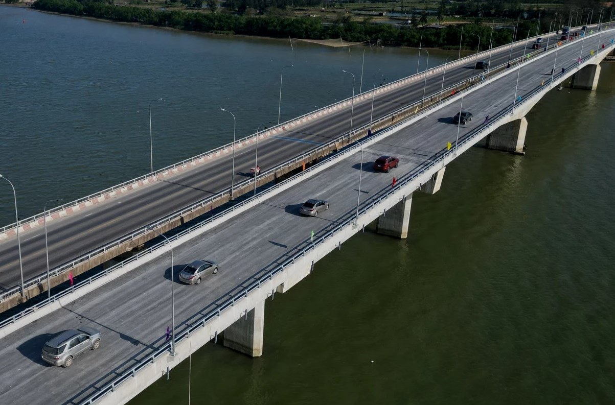 Mở ‘nút cổ chai’ cầu Gianh, cầu Quán Hàu, người về quê ăn Tết hết lo tắc đường - Ảnh 1.