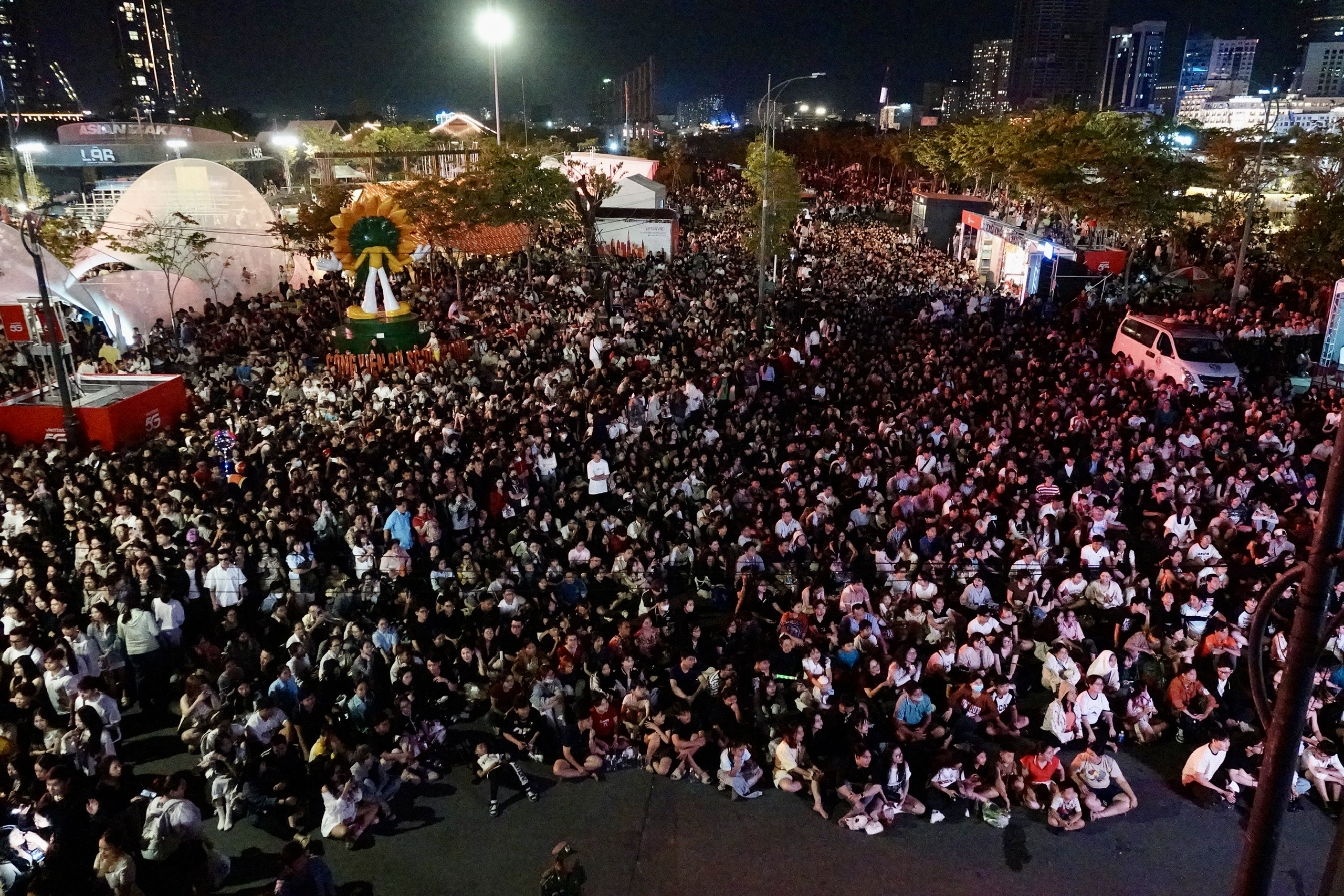 Hàng ngàn khán giả ‘quẩy’ xuyên đêm, đón năm mới tại HOZO City Tết Fest 2025 - Ảnh 11.