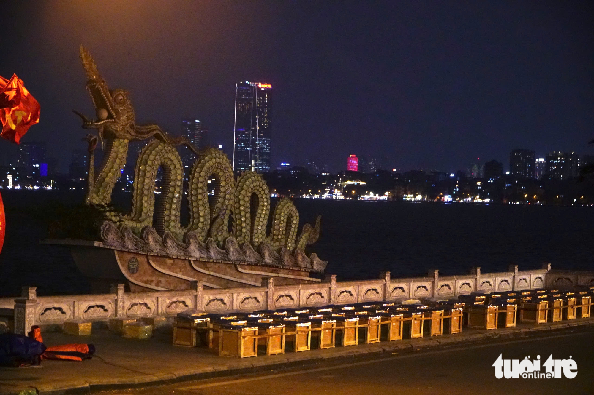 توافدت حشود من الناس إلى بحيرة هو غوم في وقت مبكر لحجز أماكن لمشاهدة الألعاب النارية احتفالاً بالعام الجديد 2026 - الصورة 10.