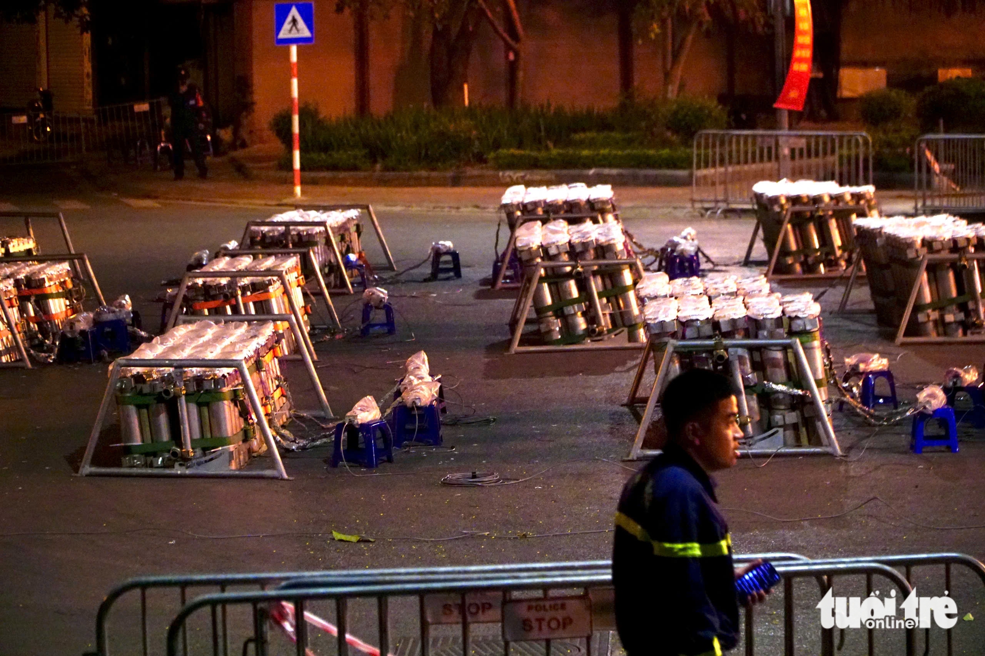 توافدت حشود من الناس إلى بحيرة هو غوم في وقت مبكر لحجز أماكن لمشاهدة الألعاب النارية احتفالاً بالعام الجديد 2026 - الصورة 9.