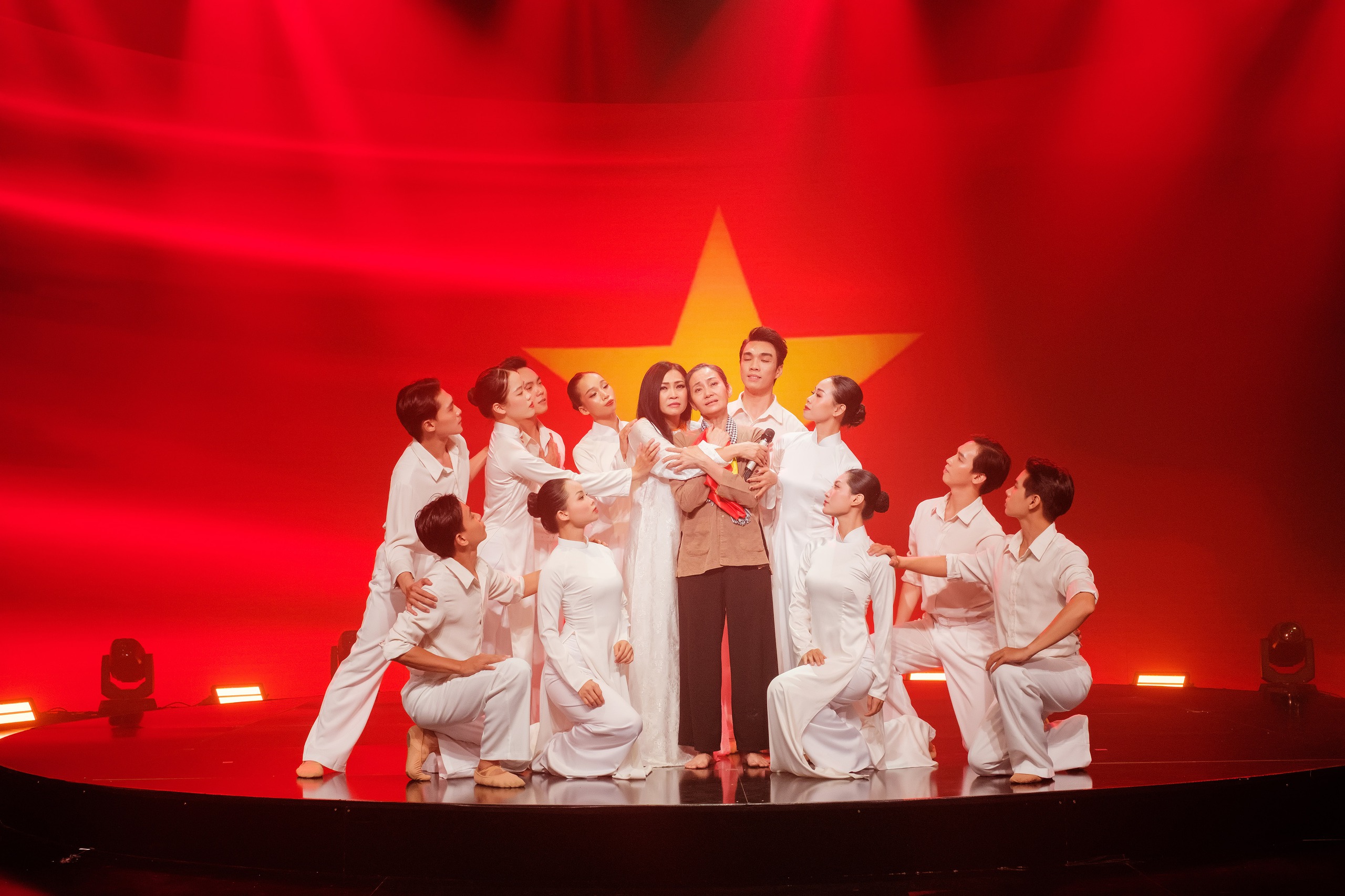 Nguyễn Văn Chung, Hòa Minzy, Võ Hạ Trâm, phim Mưa đỏ, MV Made in Vietnam được HTV vinh danh - Ảnh 6. Hòa Minzy - Ảnh 6.