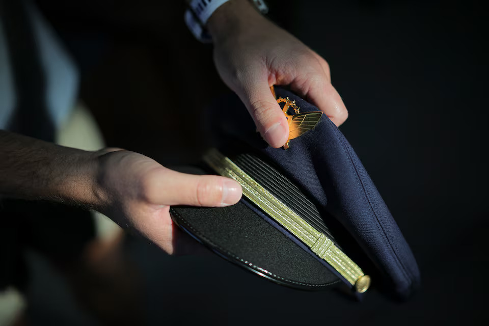 ‘If you aren’t lying, you aren’t flying.’ Airline pilots hide mental health struggles - Ảnh 4.