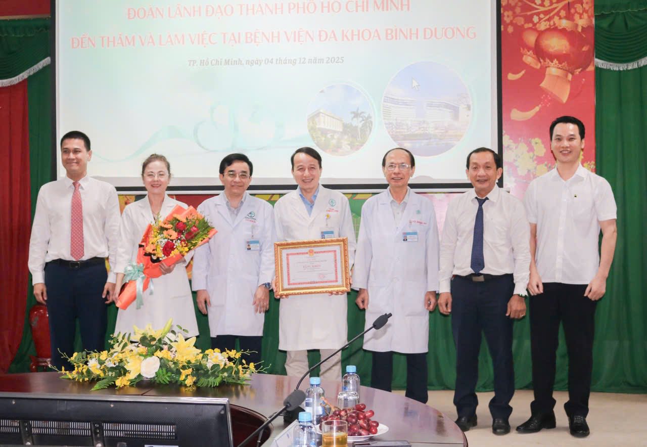 UBND TP.HCM khen thưởng đột xuất ê kíp tái nối bàn tay đứt lìa cho sản phụ mang song thai - Ảnh 1.