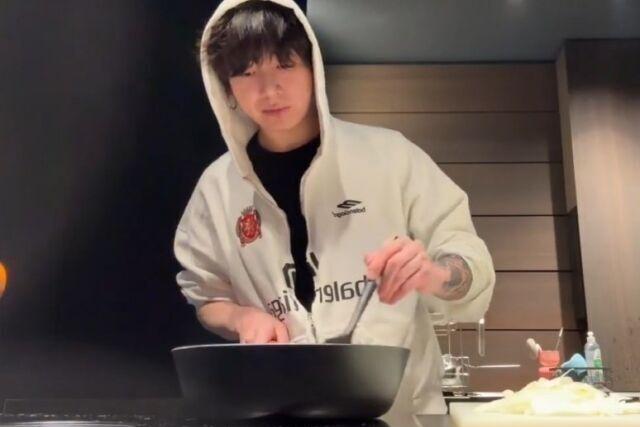 Jung Kook (BTS) bất ngờ thú nhận đang sống chung với bạn học thời mẫu giáo - Ảnh 1.