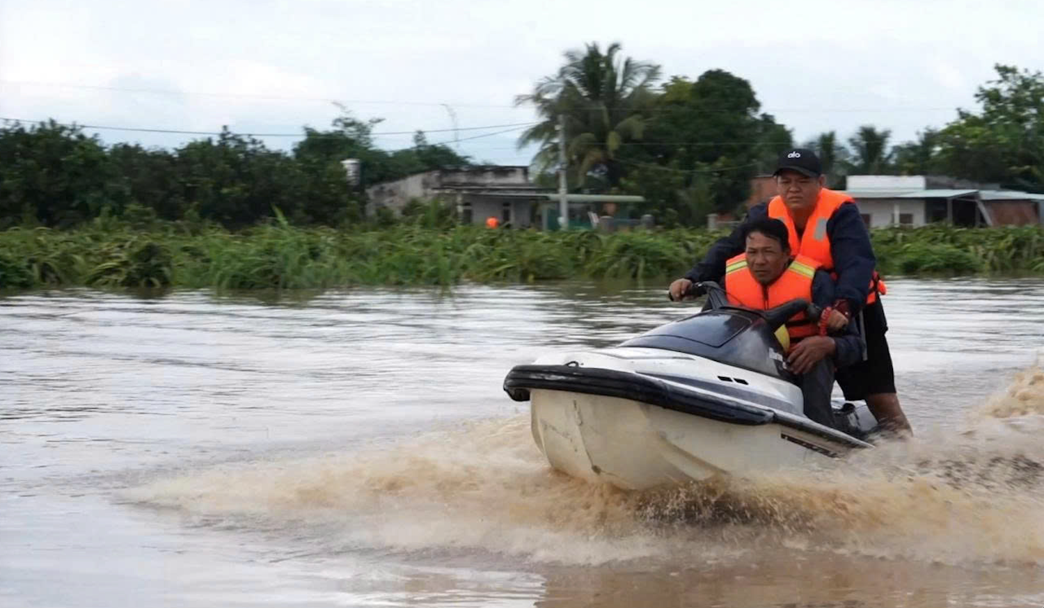 Mưa lũ ở Bình Thuận cũ gây ngập gần 3.300 căn nhà, 1 người chết - Ảnh 1.