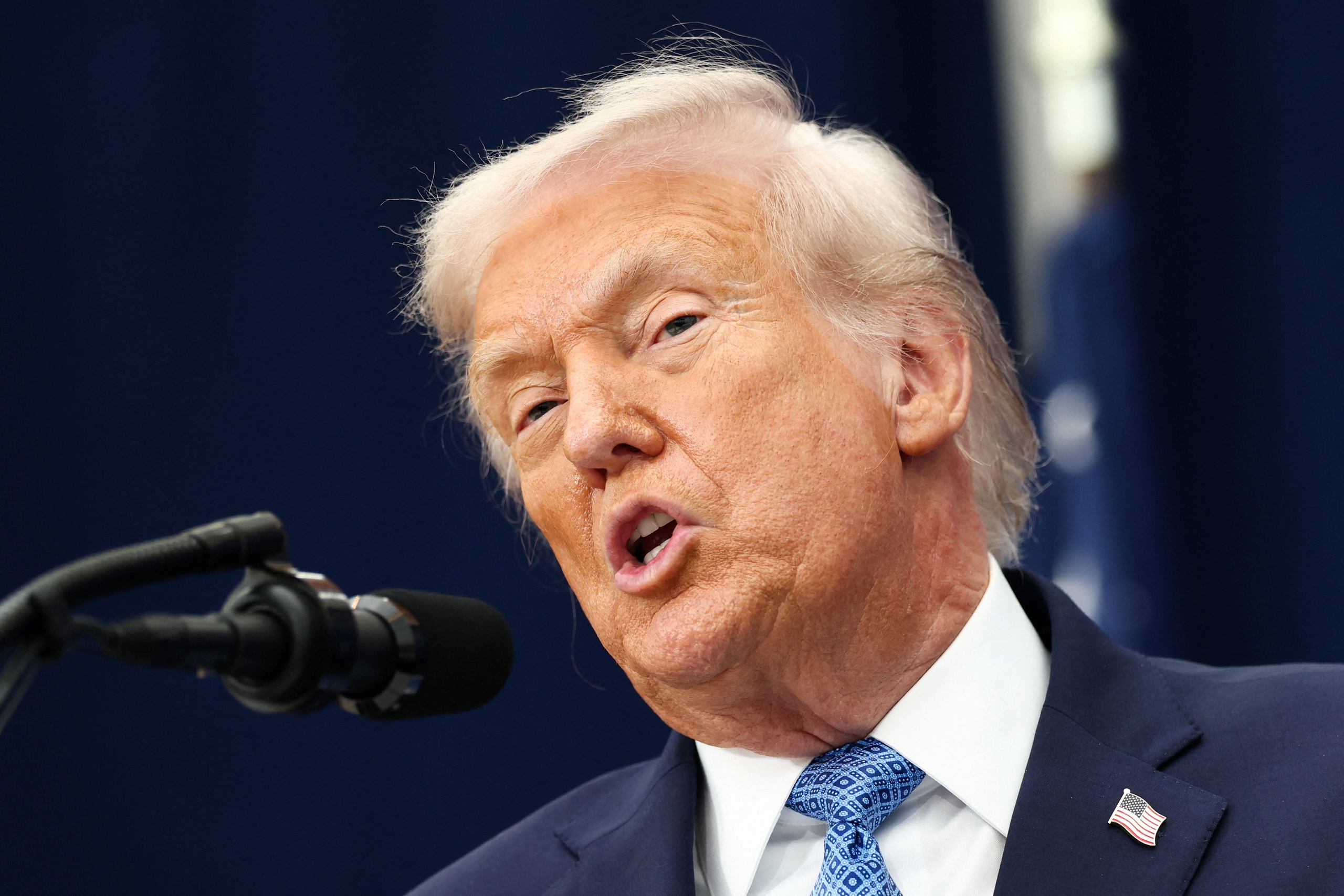 Tin tức thế giới 6-12: Mỹ xem xét kế hoạch hạn chế quốc tịch theo nơi sinh; X bị phạt 140 triệu USD - Ảnh 1.