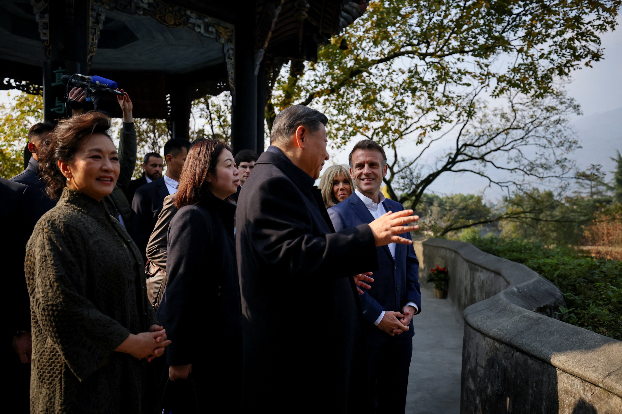 Tổng thống Pháp chạy bộ, chơi bóng bàn ở Trung Quốc, được khen 'duyên dáng' - Ảnh 1. Tổng thống Pháp - Ảnh 1.