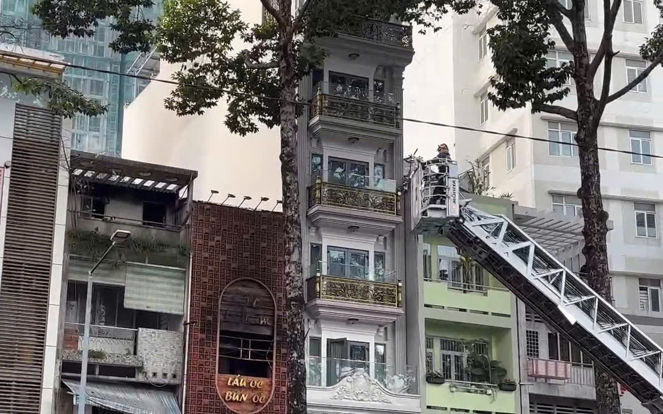157 house fires reported in Ho Chi Minh City in 2025, leaving 15 dead  - Ảnh 1.