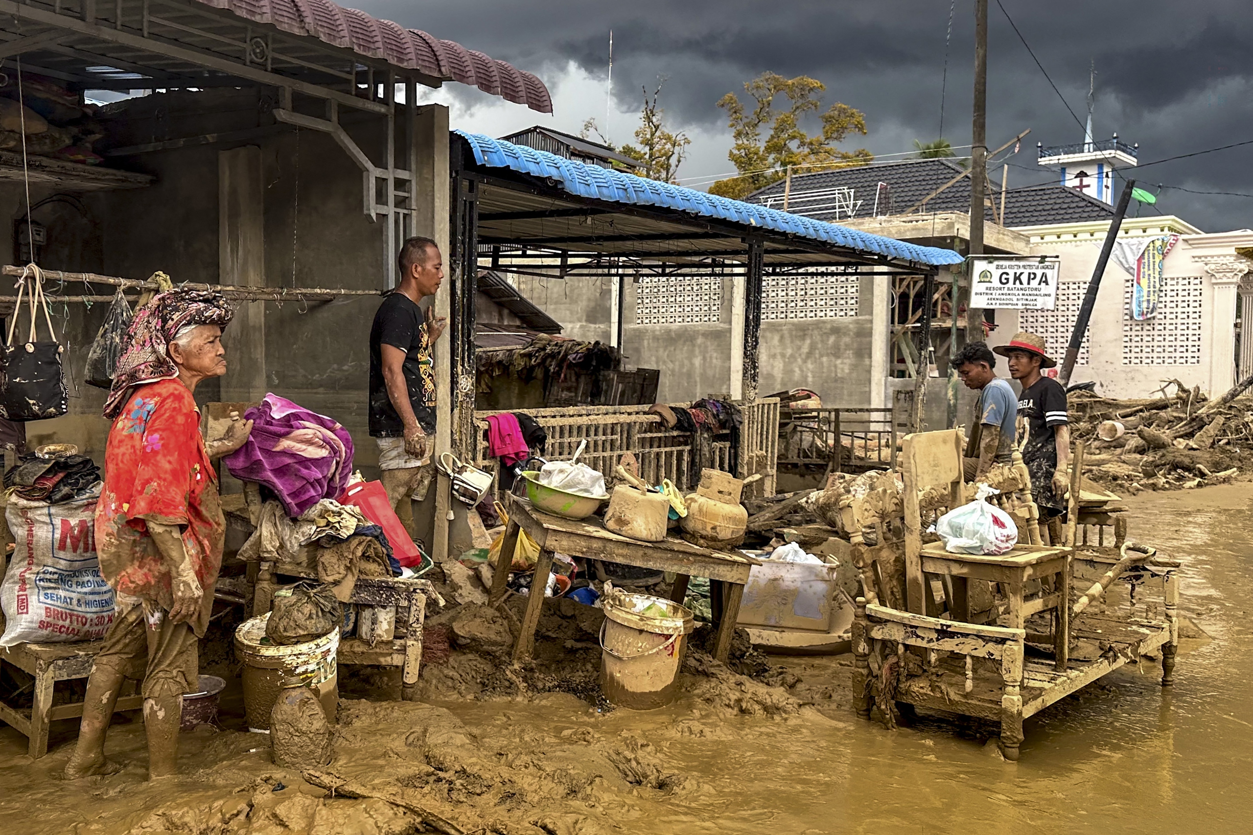 Tin tức thế giới 6-12: Mỹ xem xét kế hoạch hạn chế quốc tịch theo nơi sinh; X bị phạt 140 triệu USD - Ảnh 5.