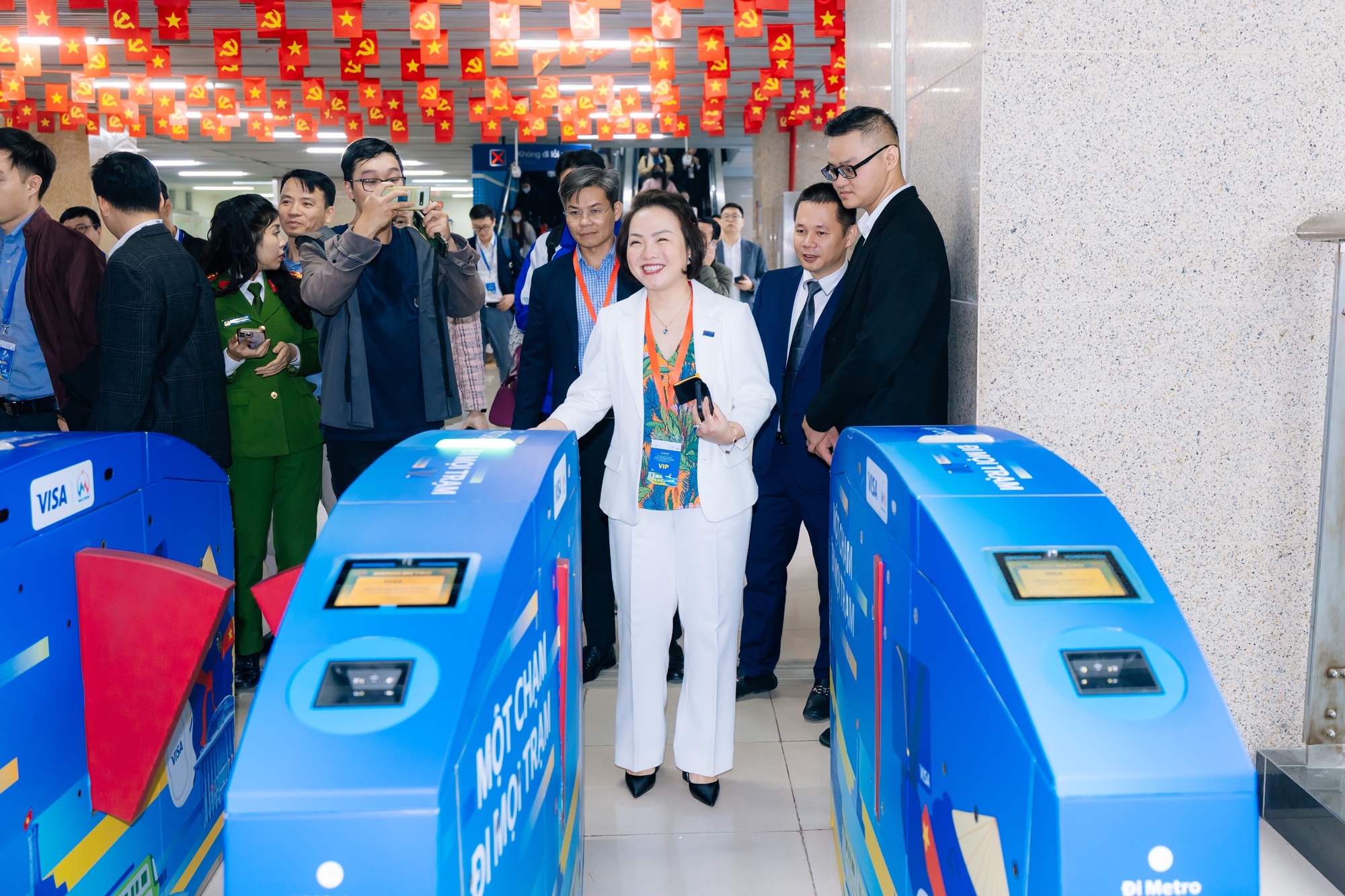 Visa ra mắt giải pháp 'chạm để di chuyển' đầu tiên tại Hà Nội trên tuyến Metro 2A Cát Linh - Hà Đông - Ảnh 1.