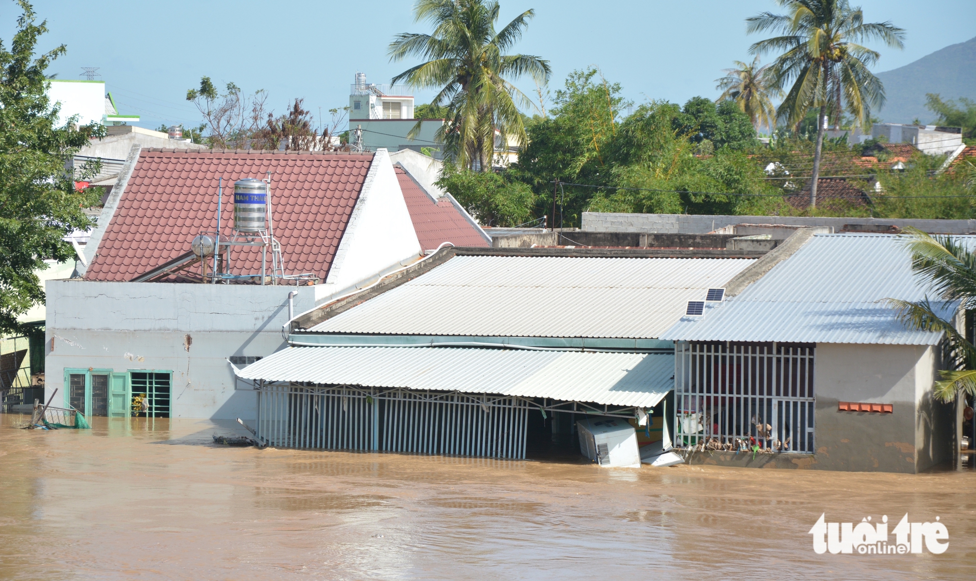 Nước lũ vẫn ngập sâu nhiều vùng Bình Thuận cũ- Ảnh 3.