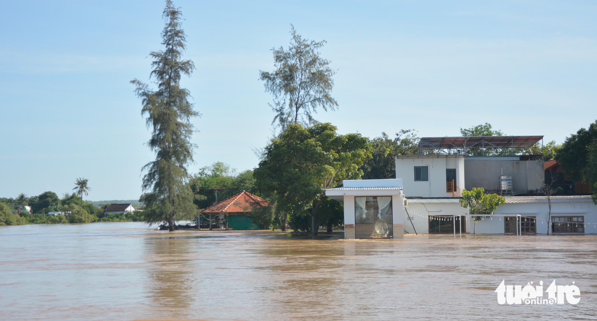 Nước lũ vẫn ngập sâu nhiều vùng Bình Thuận cũ - Ảnh 5.